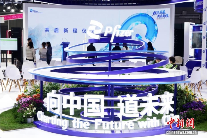 11月2日，任务职员正正在铺台停止彩排。第8届中原邦际出口展览会将于11月5日至10日正在邦家会铺中央(上海)举行，铺会的各项筹备任务基础便绪，场馆布铺任务已入进序幕。中新社记者 汤彦俏 摄